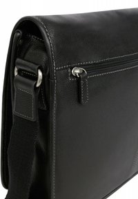 Borsa a tracolla in pelle nera con dettagli cuciti, tasca frontale con zip e tracolla regolabile. Texture liscia e accessori hardware minimali.