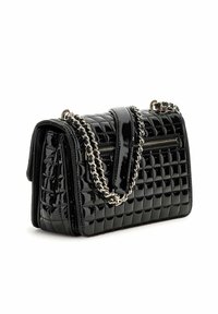 Sac à main en cuir verni noir avec un design matelassé, featuring une chaîne en argent et une poche zippée, de forme rectangulaire structurée.