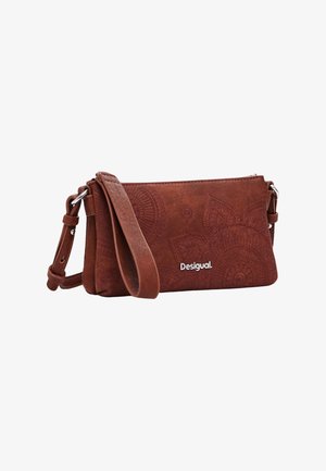 Borsa a tracolla in ecopelle marrone con motivi floreali in rilievo, dotata di tracolla rimovibile, chiusura con zip e logo argentato.