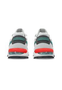 Grå og hvide sneakers med turkise accenter, en rød hælflap og en synlig luftpude i sålen. Tekstureret overdel og sort slidsål.
