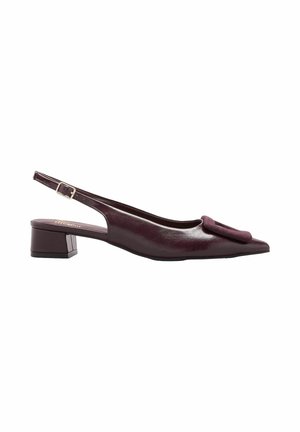 Lavhælet mørkerød slingback sko med spids tå og dekorativt stofdetalje på toppen.