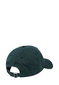 Cappellino da baseball in cotone di colore verde scuro, con visiera curva, strap regolabile sul retro e fori di ventilazione sui lati.