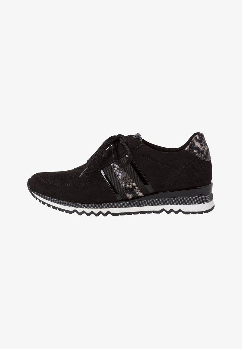 Sneaker in suede nero con un accento in snake skin testurizzato, caratterizzato da strisce nere e una suola zigzag bianca. I lacci sono legati sulla parte superiore.