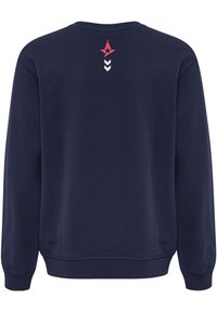 Marinblå sweatshirt med rund hals, långa ärmar, ribbade muddar och en logotyp med röda och vita accenter på den övre delen av ryggen.
