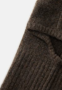 Îmbrăcăminte tricotată de culoare maro, fabricată din lână moale, cu o textură ribbed, un guler pliat și o formă ușor liberă pentru confort.