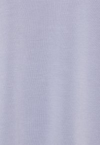 Ljuslila stickad tyg med en slät yta, med ett subtilt mönster av fina linjer. Jämn färgfördelning över hela ytan.