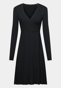 Robe noire en maille côtelée avec manches longues, corsage portefeuille à encolure en V, taille cintrée et jupe évasée plissée.