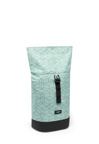 Mochila plegable verde claro con un patrón de cubos geométricos, correa de hebilla negra y base negra, etiquetada "Larkson Hamburg."