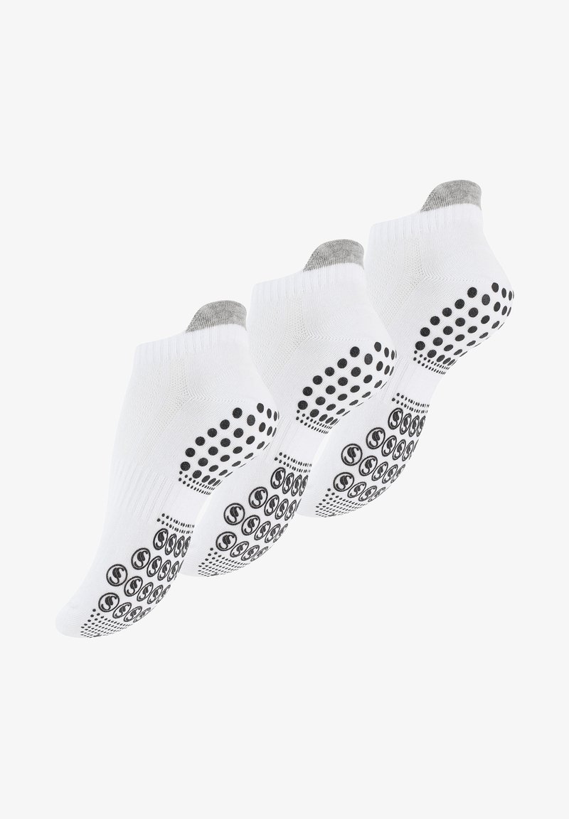 Chaussettes blanches aux chevilles avec des bords côtelés gris ; points de grip en caoutchouc noir sur les semelles ; matériau tricot léger ; trois paires incluses.
