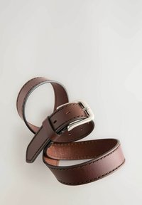 Ceinture en cuir marron avec une boucle en métal argenté, dotée de double surpiqûres et de plusieurs trous pour ajustement. Texture lisse et design minimaliste.
