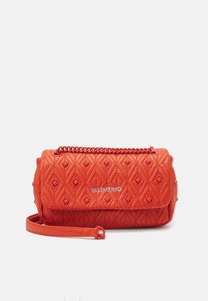 Rote gesteppte Handtasche aus synthetischem Material, rechteckige Form, mit einer Kettenriemen, Karomuster und silbernem Logodetail.