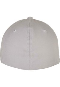 Căciulă de baseball gri cu o textură de țesătură netedă. Prezintă o coroană rotunjită, gauri de ventilație și un buton cusut în vârful acesteia.