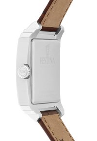 Parte trasera de reloj de pulsera rectangular Festina con caja de acero inoxidable plateado y correa de cuero marrón, mostrado sobre fondo blanco.
