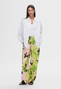 Selected Femme SLFHELINDA WIDE - Nohavice - lime green