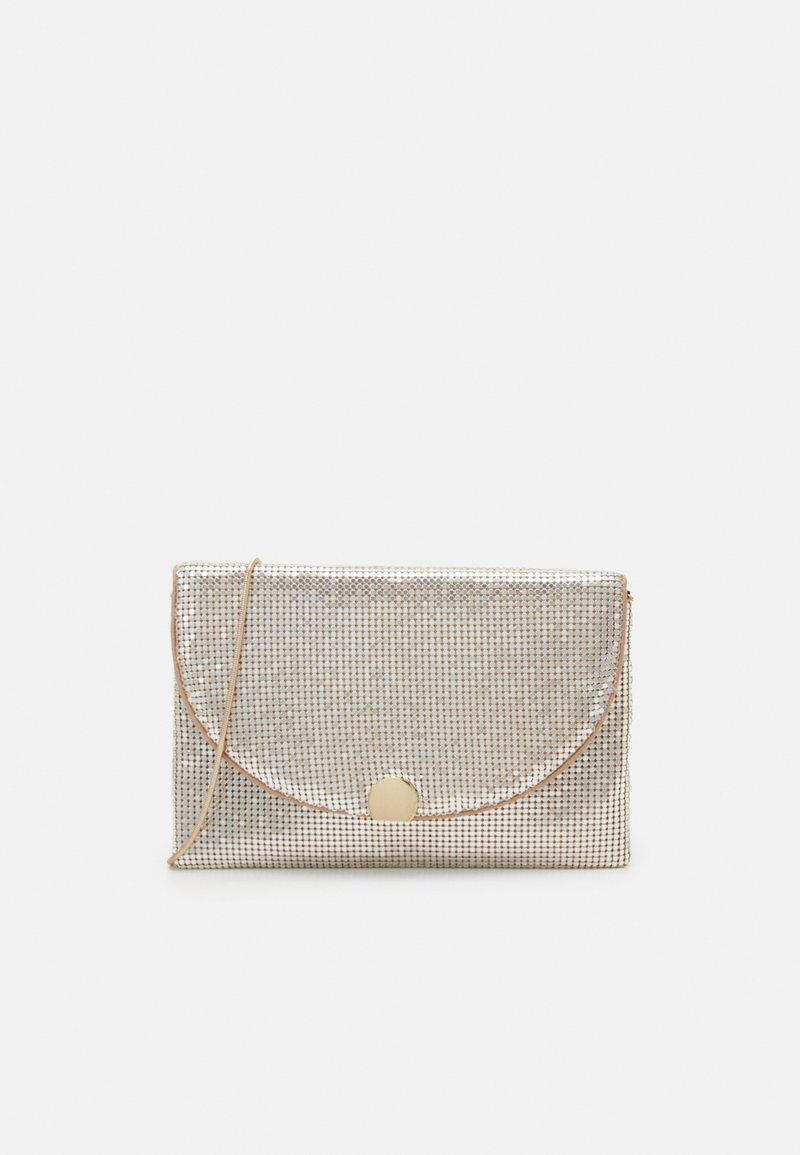 Pochette argent métallique avec un design en maille, quincaillerie dorée et une fermeture à rabat incurvé. Comprend une chaîne amovible.
