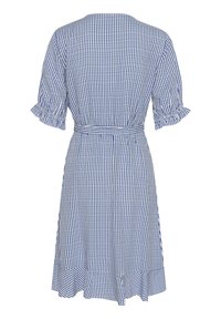 Vestido a cuadros en azul y blanco con mangas cortas y volantes, cintura ceñida y dobladillo acampanado. Fabricado en algodón ligero.