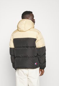 Tommy Jeans ALASKA COLORBLOCK PUFFER - Chaqueta de plumas - black