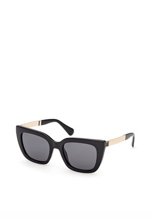 Schwarze Sonnenbrille mit Katzenaugenform, dunklen Gläsern und goldfarbenen Metallbügeln, dargestellt vor weißem Hintergrund.