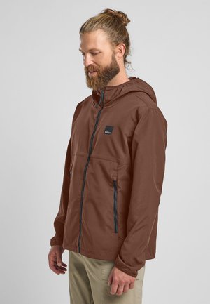 Giacca a tunnel marrone con zip frontale e due tasche laterali, con un patch logo nero sul petto e polsini elasticizzati.