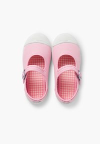 Różowe buty z materiału z białą gumową podeszwą, z zapięciem w stylu Mary Jane i wnętrzem w kratkę. Okrągły design noska.