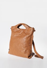 Tan leren schoudertas met een gladde textuur, een bovenhandvat, een verstelbare strap en een minimalistisch ontwerp. Geen zichtbare hardware of accenten.