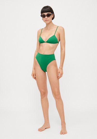 Zaļš bikini komplekts, kas sastāv no trīsstūrveida krūštura ar plānām siksniņām un augsto jostu apakšdaļu. Gluda tekstūra ar vienotu krāsu visā virsmā.