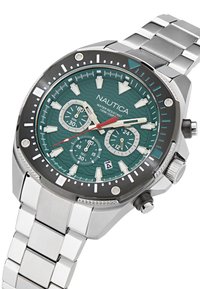 Sudraba nerūsējošā tērauda pulkstenis ar zaļu teksturētu ciparnīcu, melnu rāmīti, gaismu atstarojošiem marķieriem un hronogrāfa funkcijām. Ūdensizturīgs līdz 100 m.
