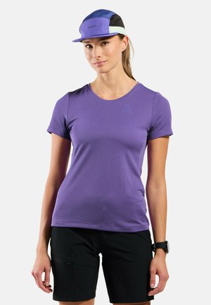 Lila Sport-T-Shirt mit strukturiertem Finish und kurzen Ärmeln, kombiniert mit schwarzen Shorts. Eine mehrfarbige Mütze rundet das Outfit ab.