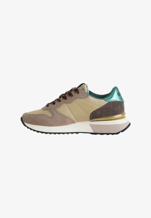 Beige en bruine suède sneaker met teal hielaccent, zwarte zool en witte tussenzool, zijwaarts weergegeven op een witte achtergrond.