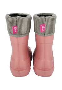 Bottes en caoutchouc roses avec un revers en textile côtelé gris, arborant une petite étiquette avec logo. Texture lisse et forme arrondie avec une semelle robuste.