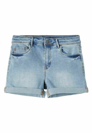 Shorts en denim bleu clair avec revers roulés, bouton et fermeture éclair à l'avant, deux poches avant et passants de ceinture.