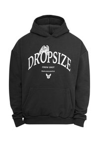 Mustmust musta must ask "DROPSIZE" kaarega "CREW ONLY" ja "PRAY.LOVE.HUSTLE," pilt inglisse ja liblikasse.