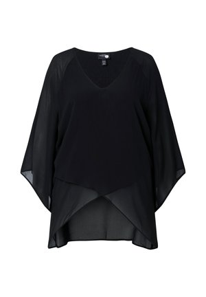 Sort gennemsigtig bluse med V-udskæring, flydende lange ærmer og lagdelt asymmetrisk kant, vist på hvid baggrund.