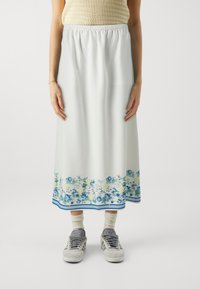 Lang, lys blå blomsterklasse med strikk i livet. Har et bunnblomster mønster i blått og gult, accentuert med blå striper.