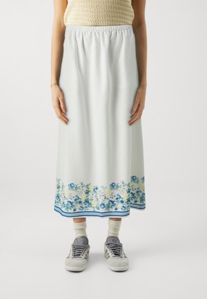 Lang, lys blå blomsterklasse med strikk i livet. Har et bunnblomster mønster i blått og gult, accentuert med blå striper.