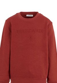 Bordowy sweatshirt z okrągłym dekoltem, długimi rękawami i haftowanym logo 'TRUSSARDI'. Wykonany z miękkiego materiału o gładkiej strukturze.