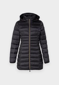 Veste doudoune noire au design ajusté, avec des coutures horizontales, une capuche et une fermeture éclair à l'avant. Texture lisse et aspect léger.