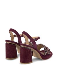 Paarse suede hoge hakken sandalen met een stevige hak, open teen en decoratieve steendetails op de wreef. Verstelbare enkelband.