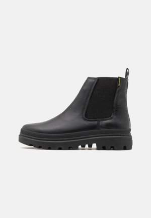 Bottes noires en cuir avec des panneaux élastiques sur les côtés, semelles en caoutchouc robustes et une languette. Texture lisse avec un design épuré et minimaliste.