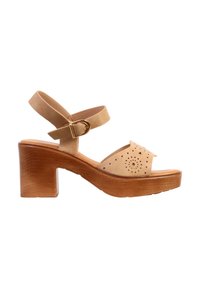 Sandale beige à bout ouvert avec talon bloc en bois, bride de cheville avec boucle dorée, et motif décoratif perforé sur la bride avant.