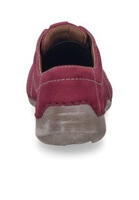 Czerwone skórzane buty wsuwane z przeszywanymi akcentami, okrągłym noskiem i teksturowaną szarym gumową podeszwą. Wnętrze wykończone jest beżową skórzaną podszewką.