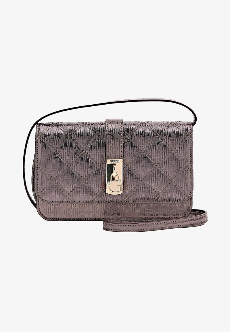Borsa a tracolla in materiale taupe testurizzato con motivo a logo in rilievo, chiusura a patta magnetica e dettagli in metallo dorato. Cinghia regolabile.
