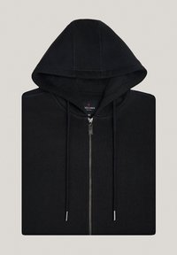 Czarna bluza z kapturem zapinana na zamek, wykonana z miękkiego materiału, z kapturem, sznurkami ściągającymi oraz widocznymi detalami szwów. Brak wzorów lub dodatkowych akcentów.