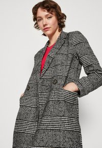 ONLY ONLNEWSELENA MINNA LIFE COAT - Cappotto corto - black/cloud dancer