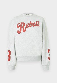 Pelēks džemperis ar sarkanu uzrakstu "Rebels" priekšpusē un sarkanu ciparu "3" uz abām piedurknēm. Izgatavots no mīkstas auduma ar ikdienišķu dizainu.