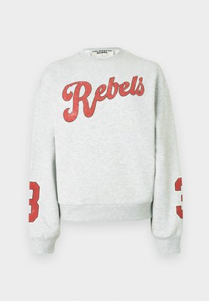 Sivá mikina s nápisom "Rebels" červenou farbou na prednej strane a červenou "3" na každom rukáve. Vyrobená z mäkkej tkaniny s neformálnym dizajnom.