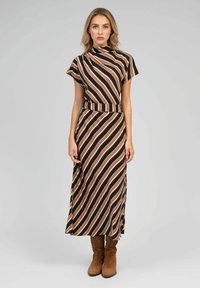 Robe maxi avec un col montant, des manches courtes et une taille ceinturée en noir avec des rayures verticales orange et blanches. Texture douce et lisse.