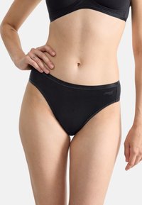 Zwarte high-waisted bikini slip van zachte stof, met een gladde textuur en een minimalistisch design, geaccentueerd met een logo op de tailleband.