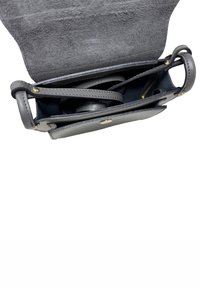 Borsa a tracolla in pelle grigia con pattina aperta che mostra le cinghie interne e un compartimento con zip all'interno, su sfondo bianco.