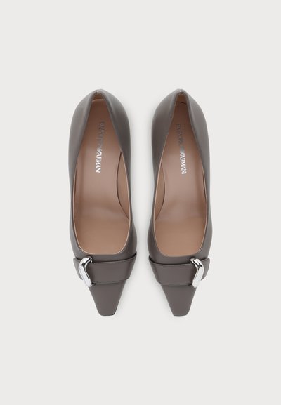 Paire de ballerines en cuir gris à bout pointu pour femme avec détail de boucle argentée et intérieur couleur fauve, étiquetées Emporio Armani, vues de dessus.